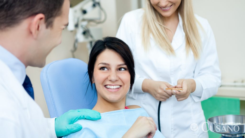 ragazza sorridente in attesa di intervento odontotecnico