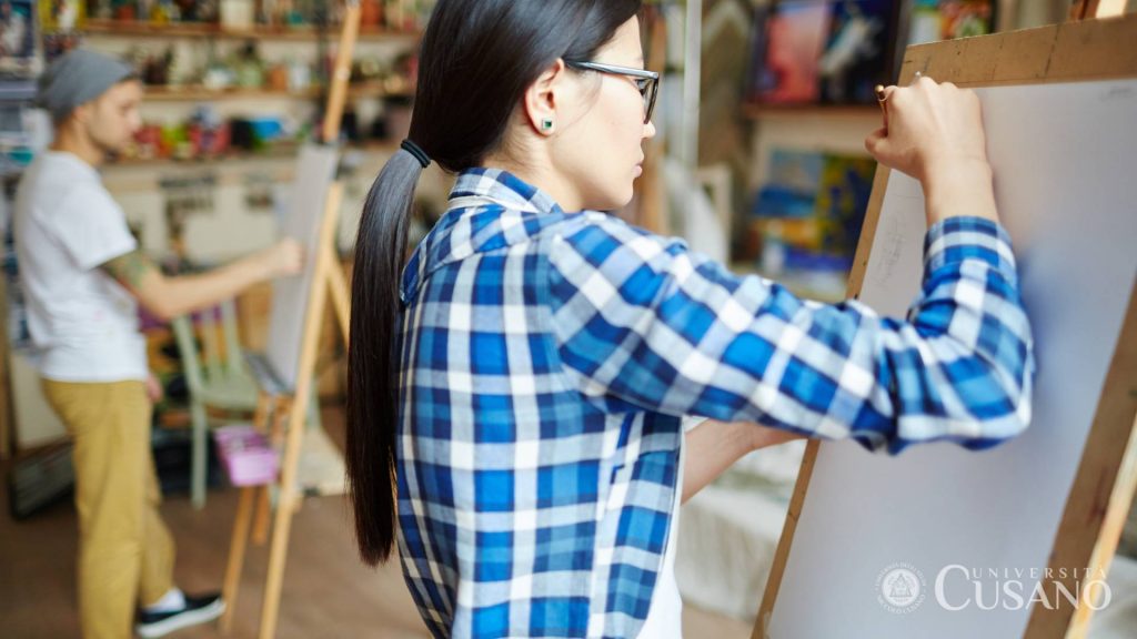 ragazza che studia Disegno e storia dell'arte